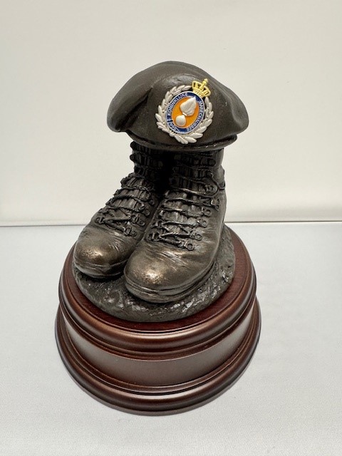 Boots and Beret Koninklijke Marechausse OFF